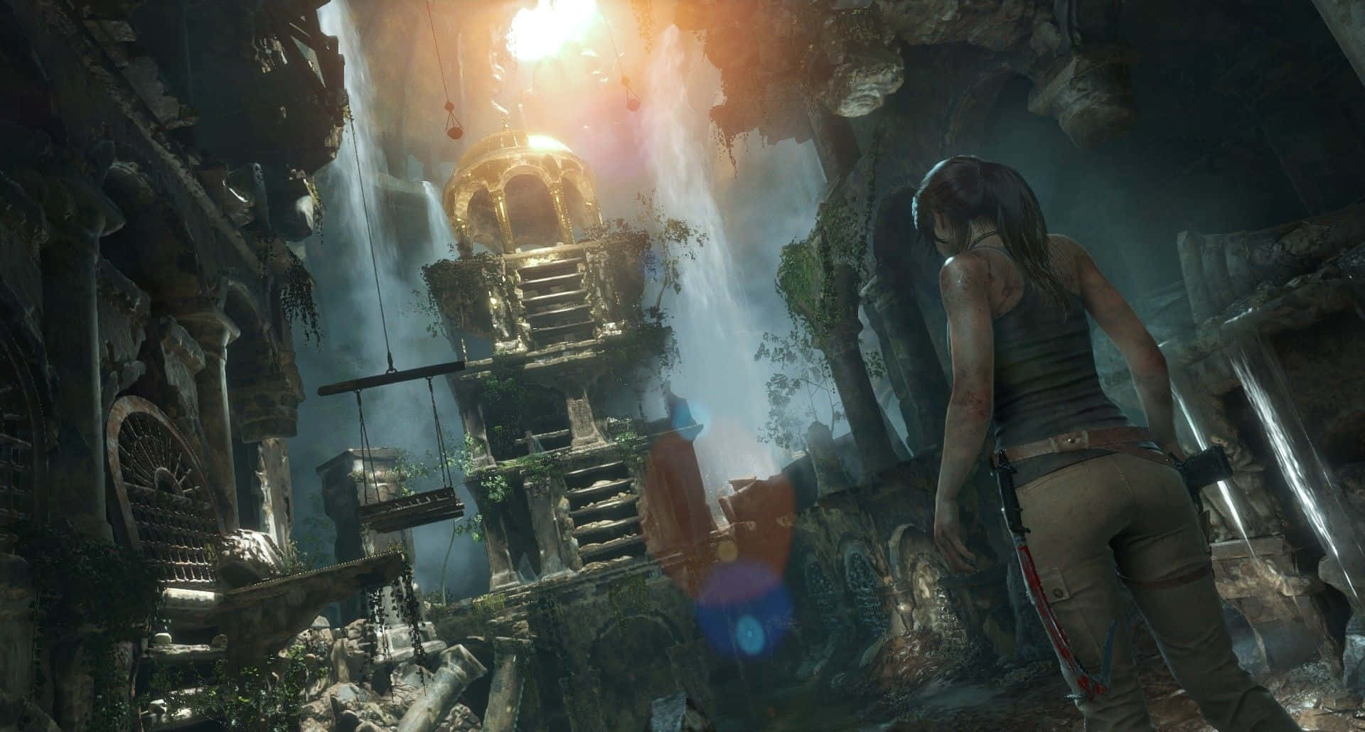 Lara Croft 桌布 壁紙 — 一位孤獨的冒險家探索著沐浴在金色陽光中的古老遺跡，陽光穿過霧氣瀰漫的叢林樹冠。