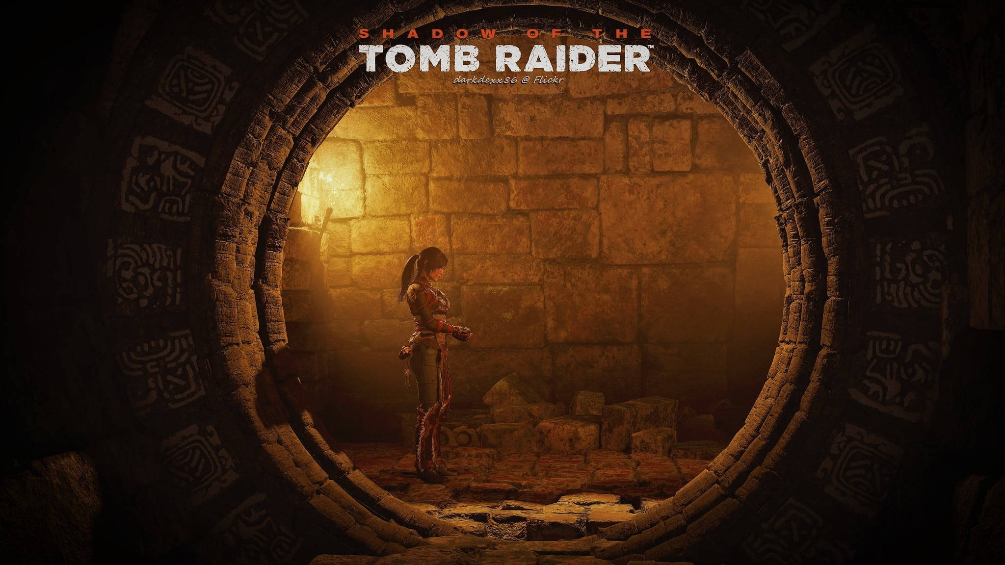 Rise Of The Tomb Raider 桌布 壁紙 — 一位孤獨的冒險家站在一個圓形石門的古老遺跡中，沐浴在溫暖的金色光芒中。