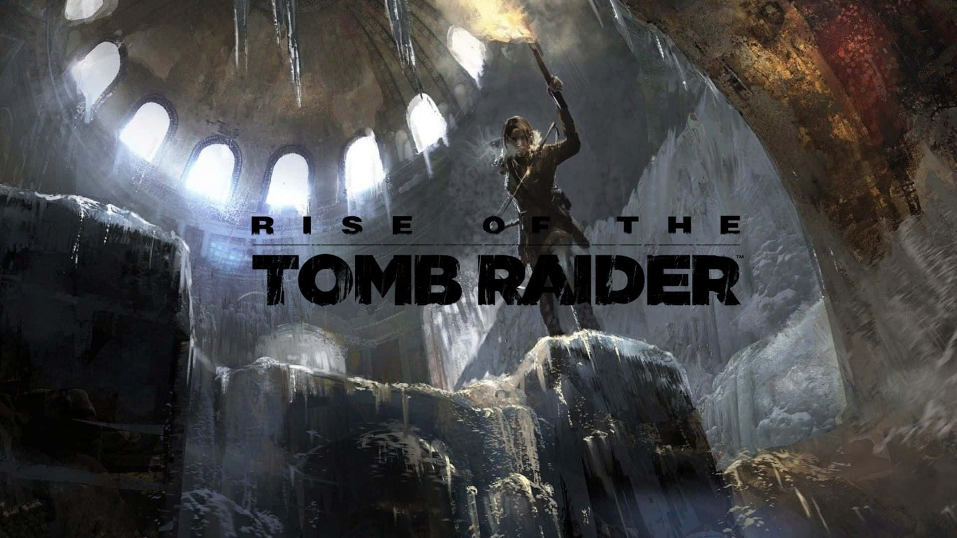 Lara Croft 桌布 壁紙 — 一位孤獨的冒險家站在冰廢墟上，在一個有拱形窗戶的廣闊冰凍大教堂內舉著火炬。