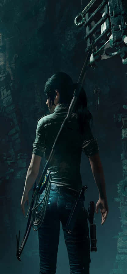 Lara Croft 桌布 壁紙 — 一位孤獨的冒險家站在昏暗的古代遺跡中，手持抓鉤準備探索。