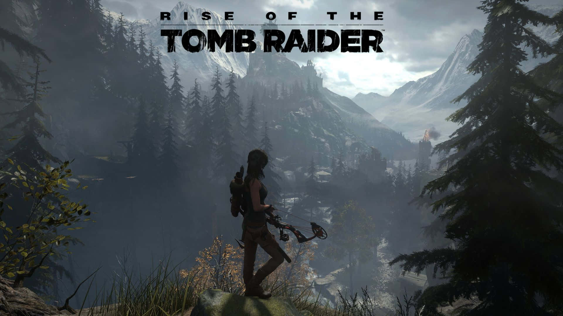 Lara Croft 桌布 壁紙 — 一位孤獨的冒險家站在長滿青苔的岩石上，俯瞰著霧氣瀰漫的山谷，山谷中有古老的遺跡和高聳的松樹。