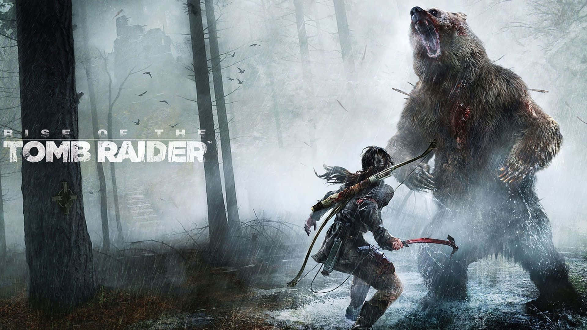 Lara Croft 桌布 壁紙 — 一位孤獨的冒險者在霧氣瀰漫、雨水浸濕的森林中與一頭血淋淋的巨大熊搏鬥，背景是一座破敗的城堡。
