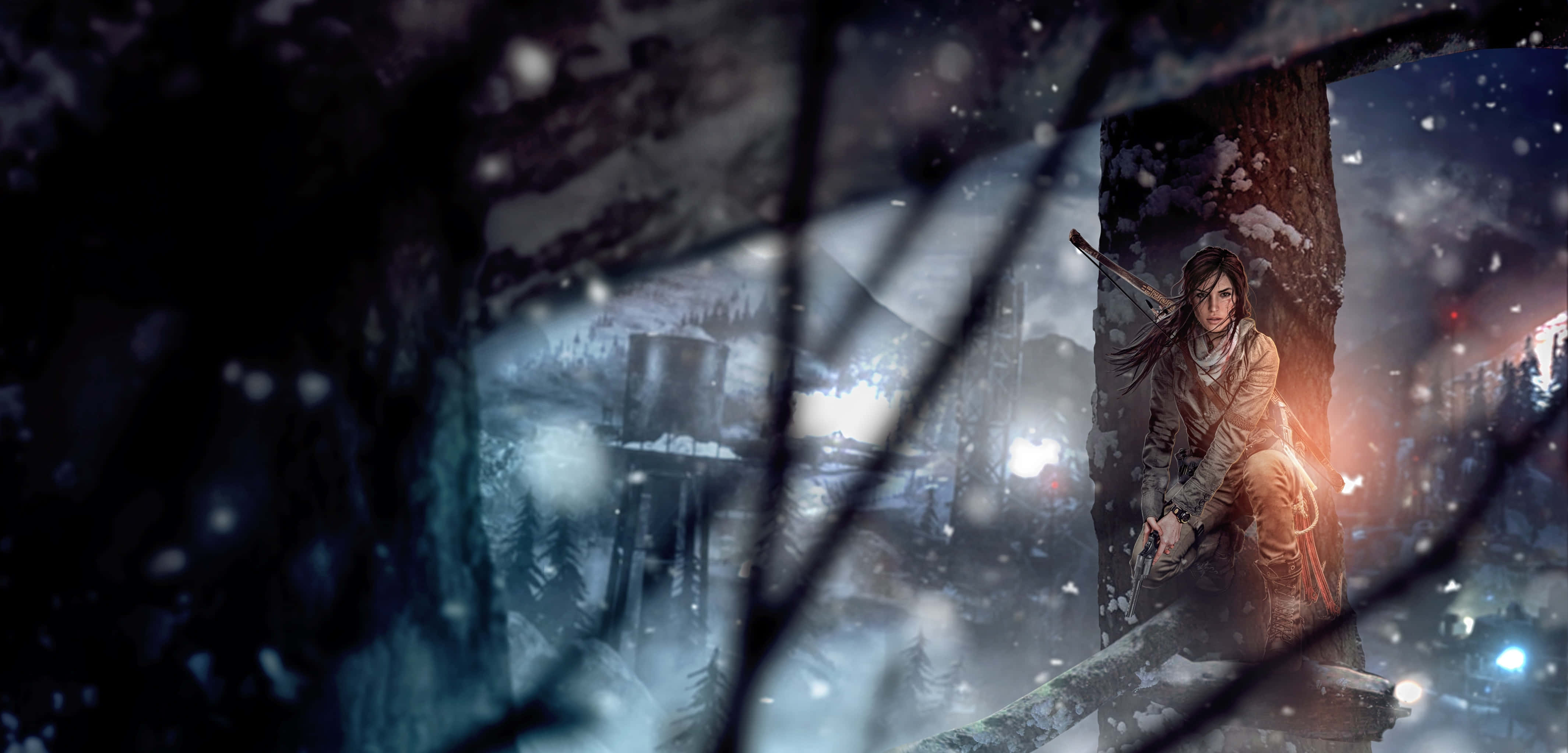 Rise Of The Tomb Raider 桌布 壁紙 — 一位孤獨的冒險者坐在積雪的樹枝上，俯瞰著結冰、霧氣瀰漫的森林，遠處有發光的燈光。