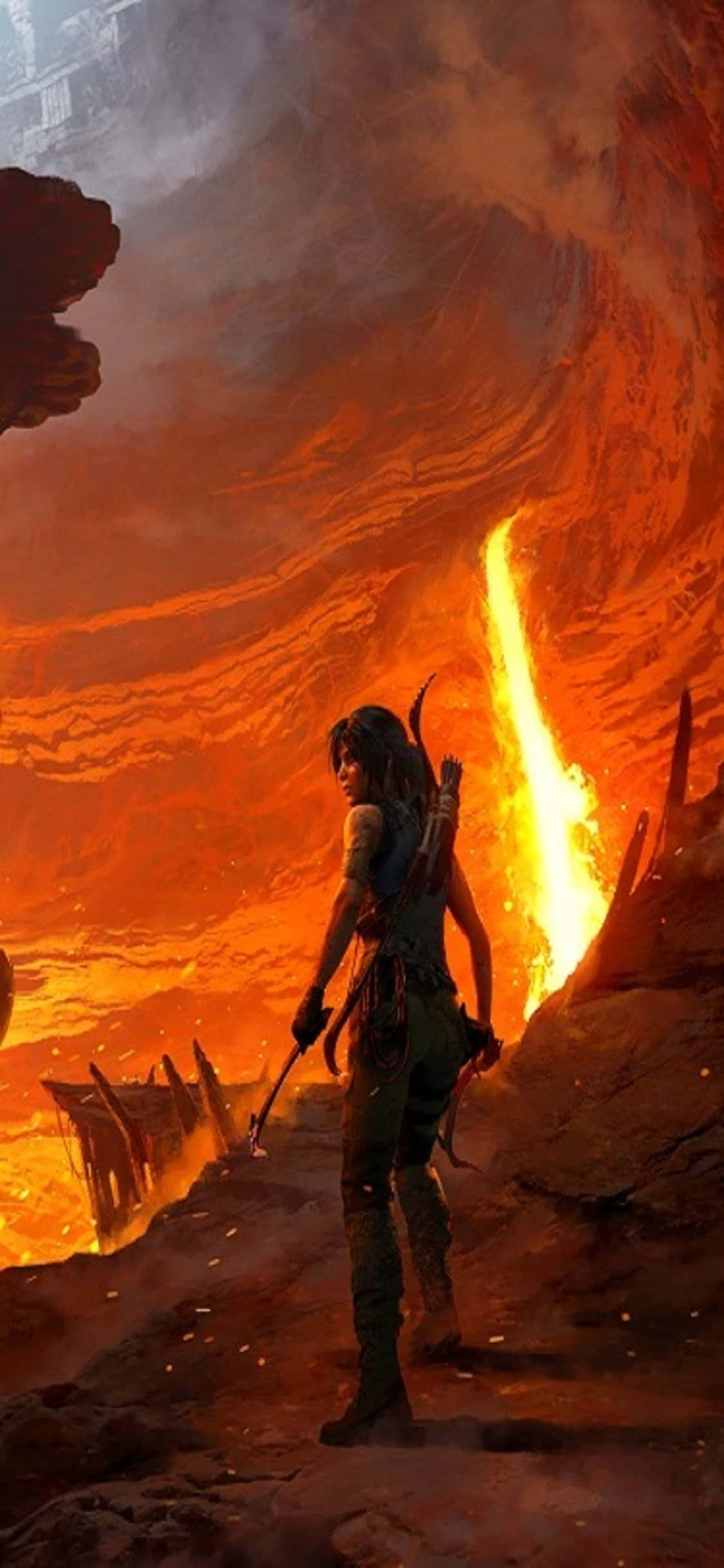 iPhone X Shadow Of The Tomb Raider 桌布 壁紙 — 一位孤獨的冒險者站在一個熾熱的洞穴景觀中，面對著發光的熔岩裂縫。