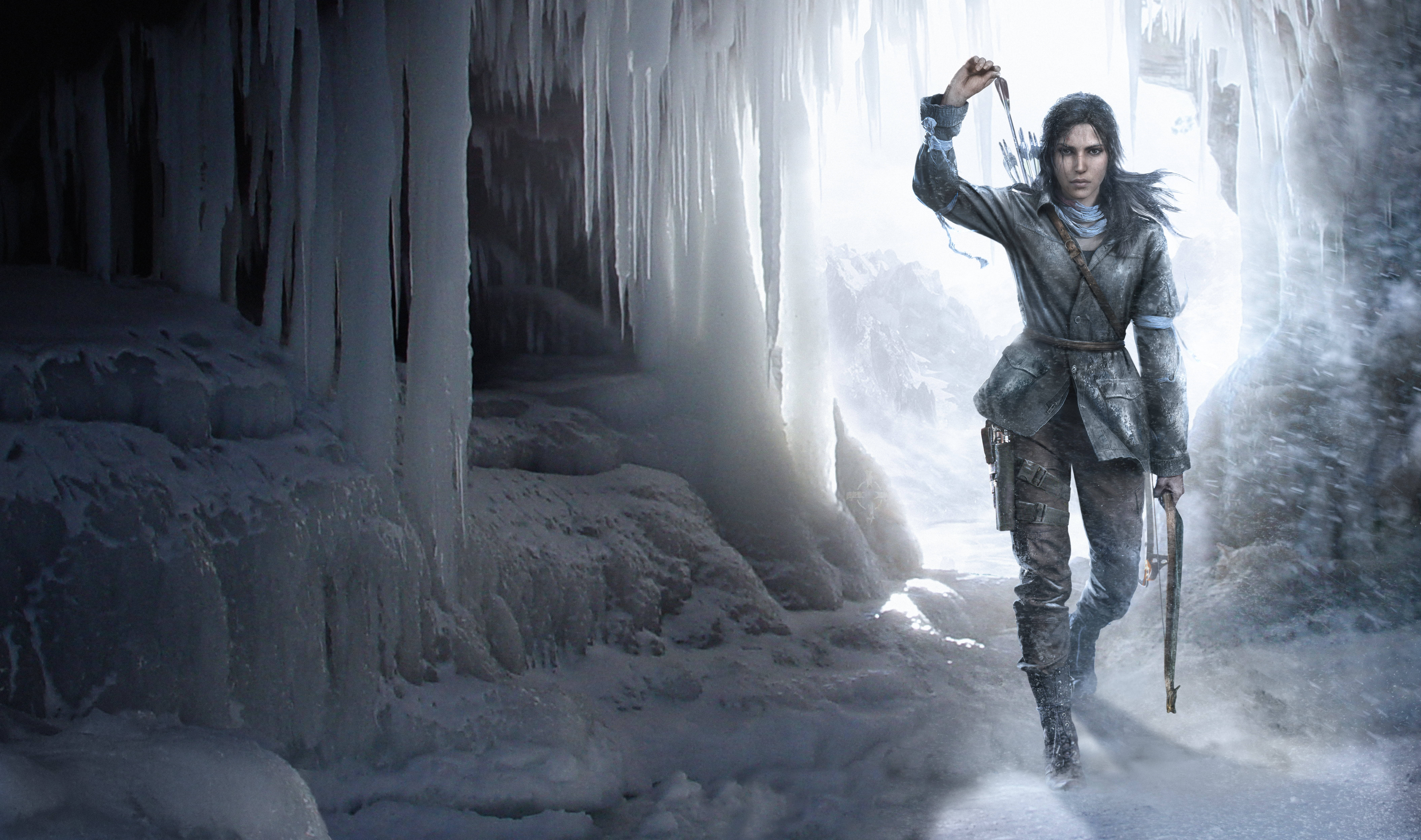 Rise Of The Tomb Raider 桌布 壁紙 — 一位孤獨的冒險者走過一個被冰凍入口的明亮光線照亮的冰洞。