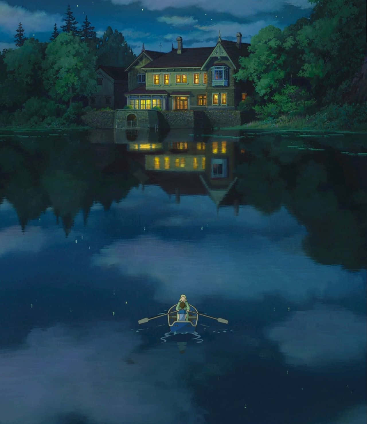 when marnie was there 桌布 壁紙 — 一位孤獨的划船者在星光閃爍的湖面上滑行，朝著一間大房子前進，房子明亮的窗戶倒映在平靜的水面上。