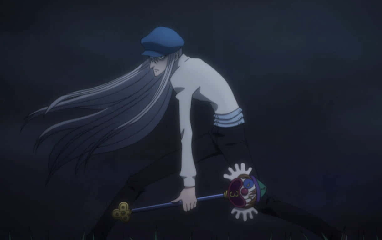 Hunter X Hunter Kite 桌布 壁紙 — 一位孤獨的動漫戰士，長長銀髮，戴著藍色帽子，在黑暗暴風雨背景下緊握神秘法杖。