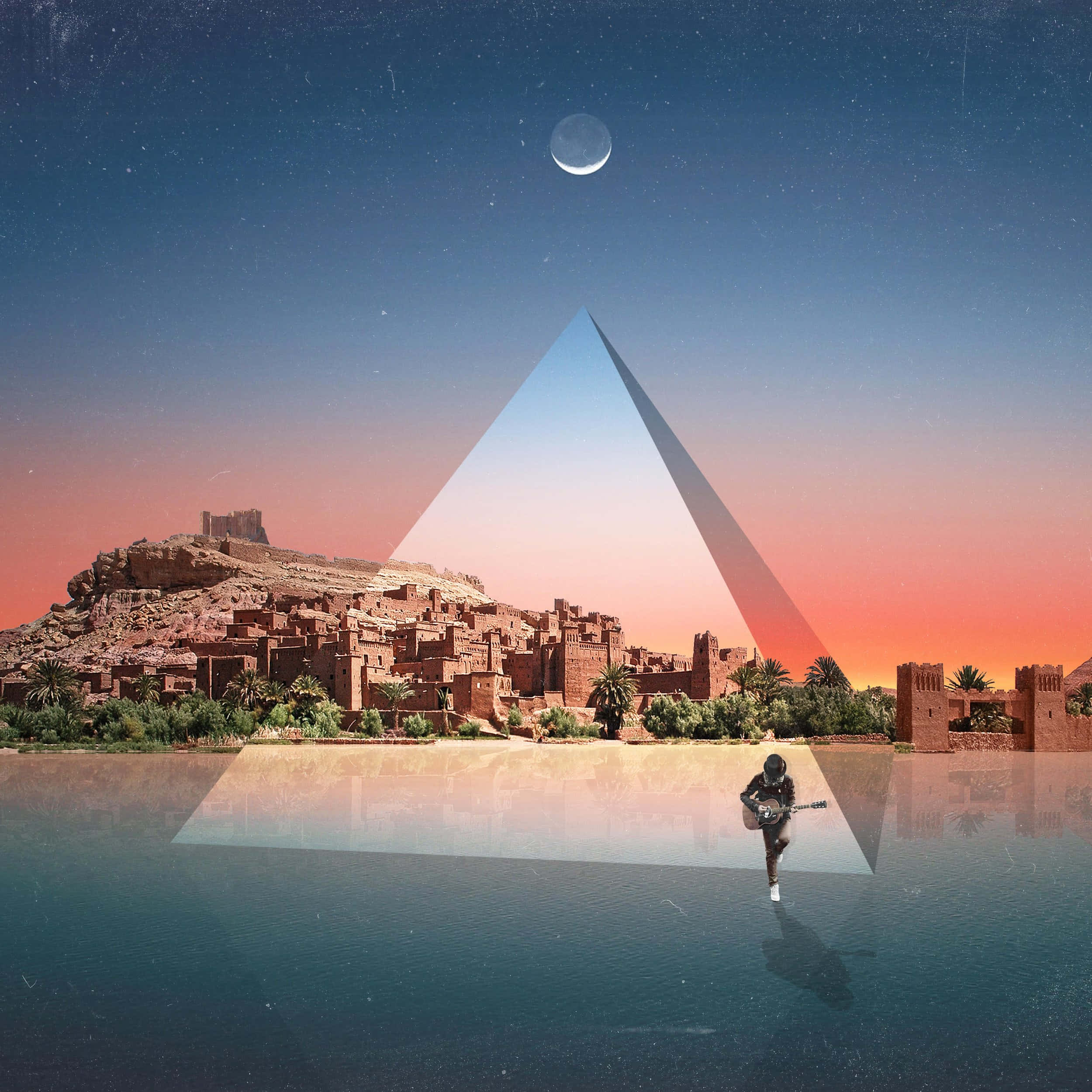 Moon Aesthetic 桌布 壁紙 — 一位孤獨的吉他手在黃昏時分，於新月之下，走過發光金字塔下的水面。