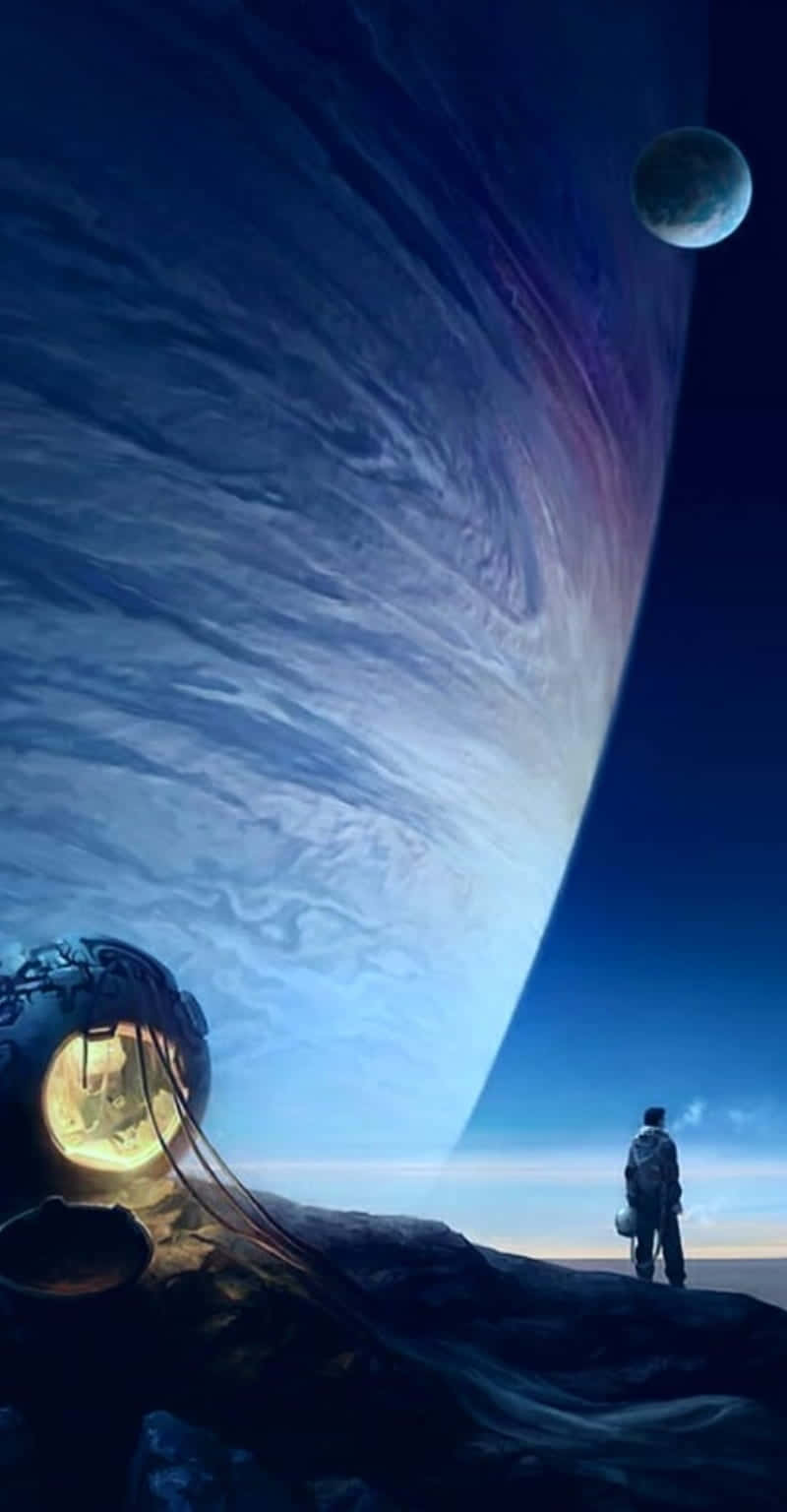 銀河 桌布 壁紙 — 一位孤獨的太空人站在岩石外星行星上，凝視著浩瀚宇宙中一個巨大的藍色漩渦行星和遙遠的月球。