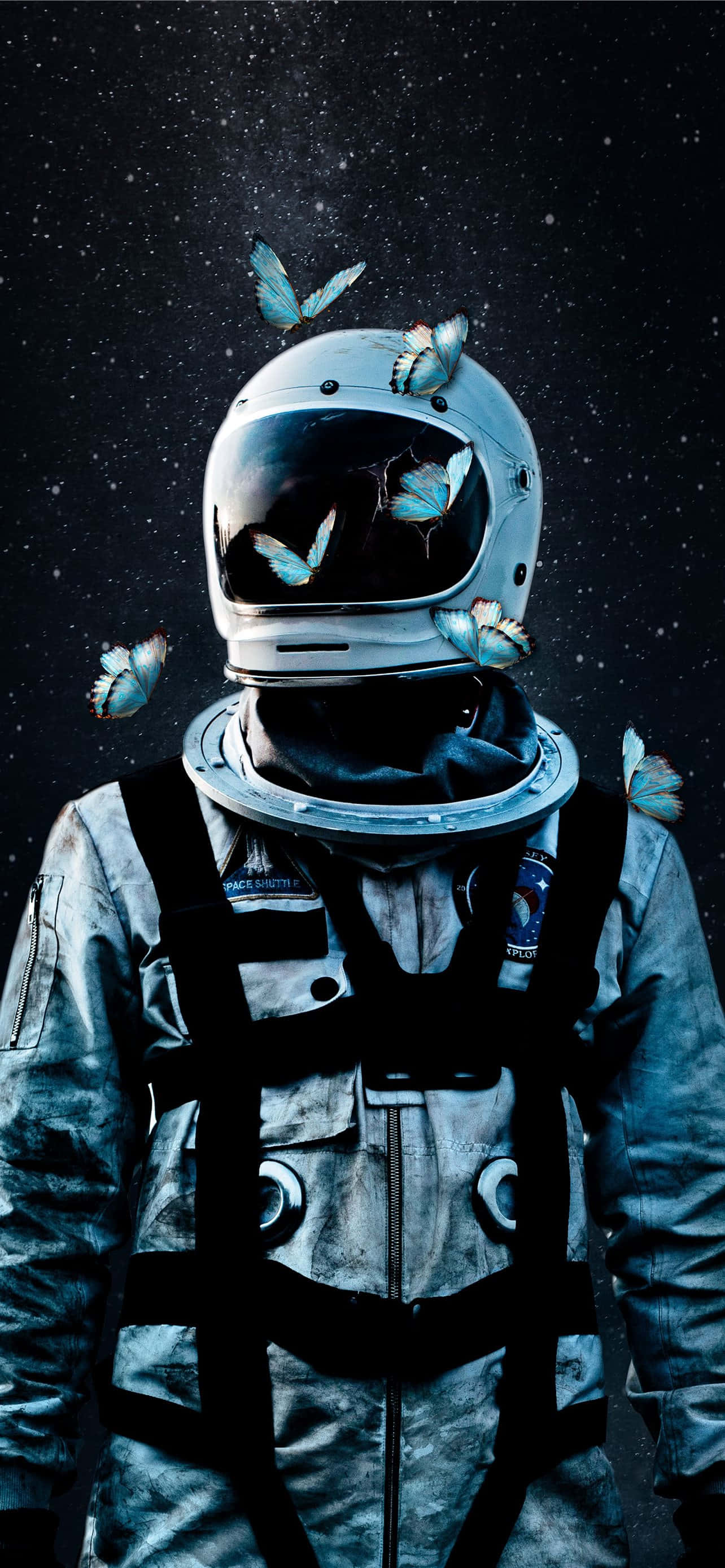 Amazing Astronaut 桌布 壁紙 — 一位孤獨的太空人身穿太空衣，站在繁星點點的虛空中，精緻的藍色蝴蝶在頭盔周圍翩翩起舞。