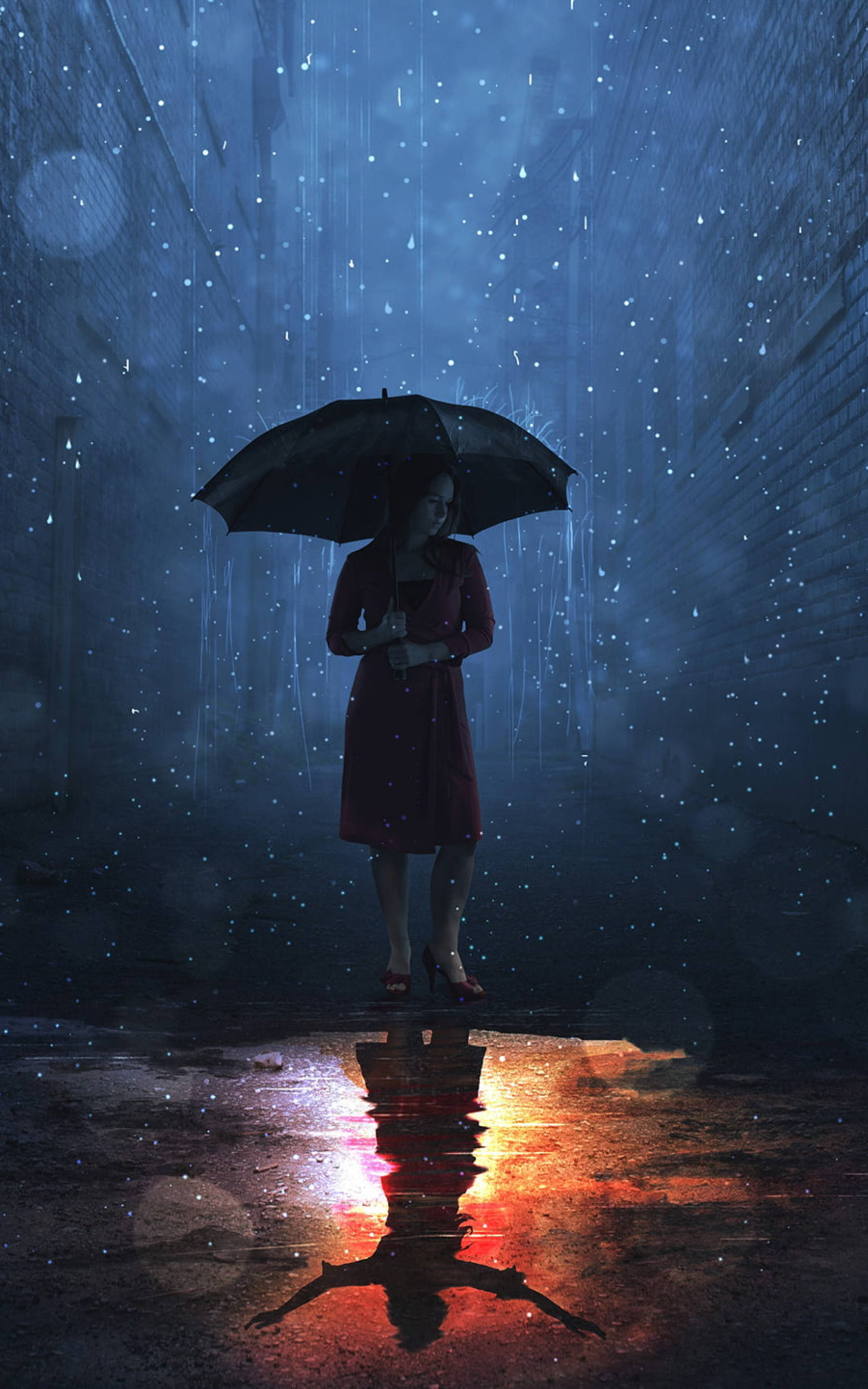 Single Girl 桌布 壁紙 — 一位孤獨的女人穿著紅色外套，在狹窄的小巷中撐著黑色雨傘，雨水落下，她的倒影在濕漉漉的路面上閃耀著橙色光芒。