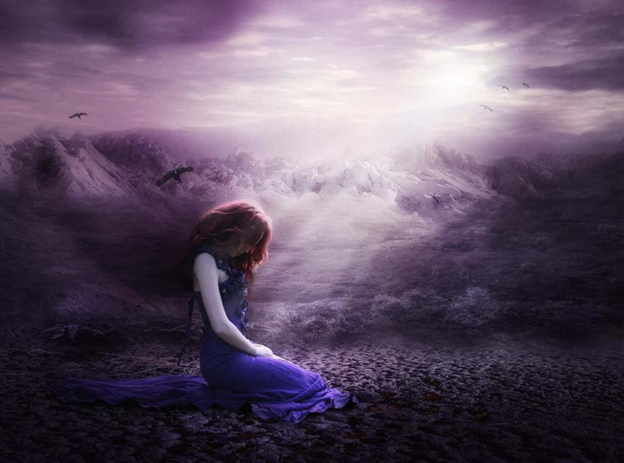 Alone 桌布 壁紙 — 一位孤獨的女子穿著紫色長袍，在霧氣瀰漫的山谷中跪下，天空是戲劇性的紫色，鳥兒飛翔。