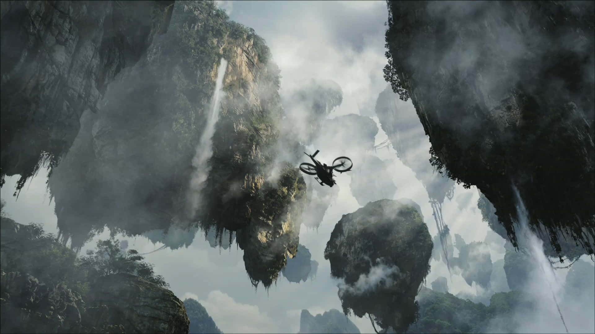 Avatar Pandora 桌布 壁紙 — 一位孤獨的山地自行車手騎行穿過霧氣瀰漫的峽谷，兩旁是高聳的懸崖和傾瀉而下的瀑布。