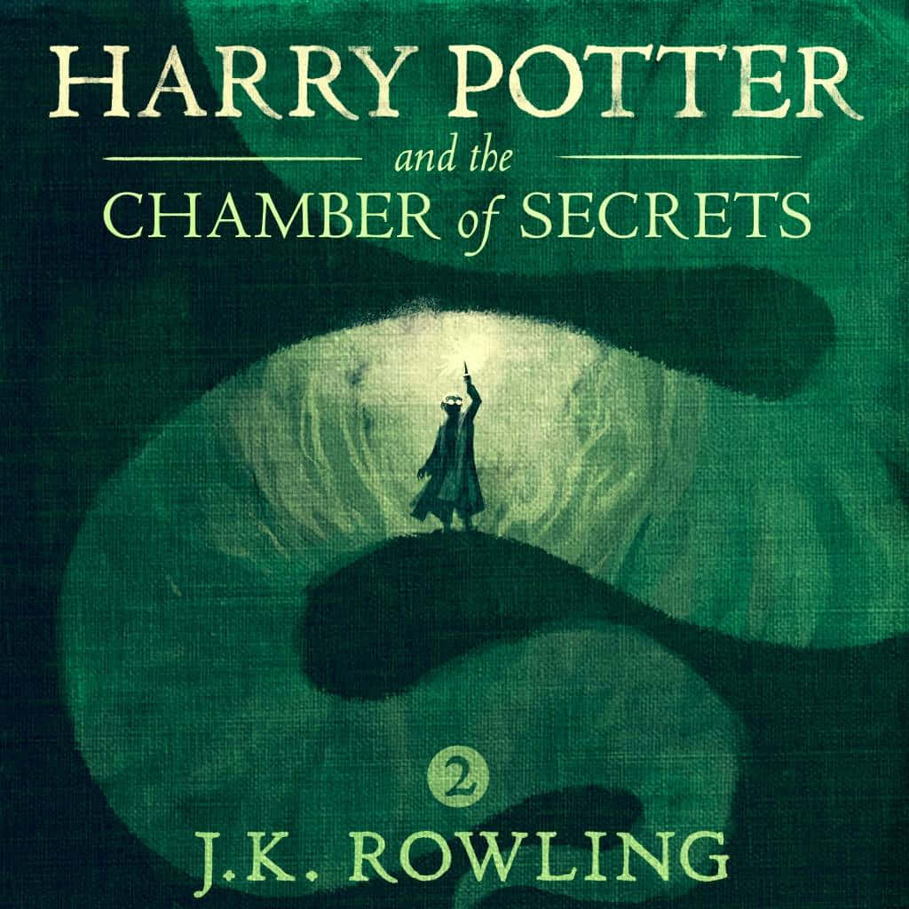 The Chamber Of Secrets 桌布 壁紙 — 一位孤獨的巫師站在發光的螺旋路徑頂端，高舉魔杖，背景是深綠色紋理和書籍標題文字。