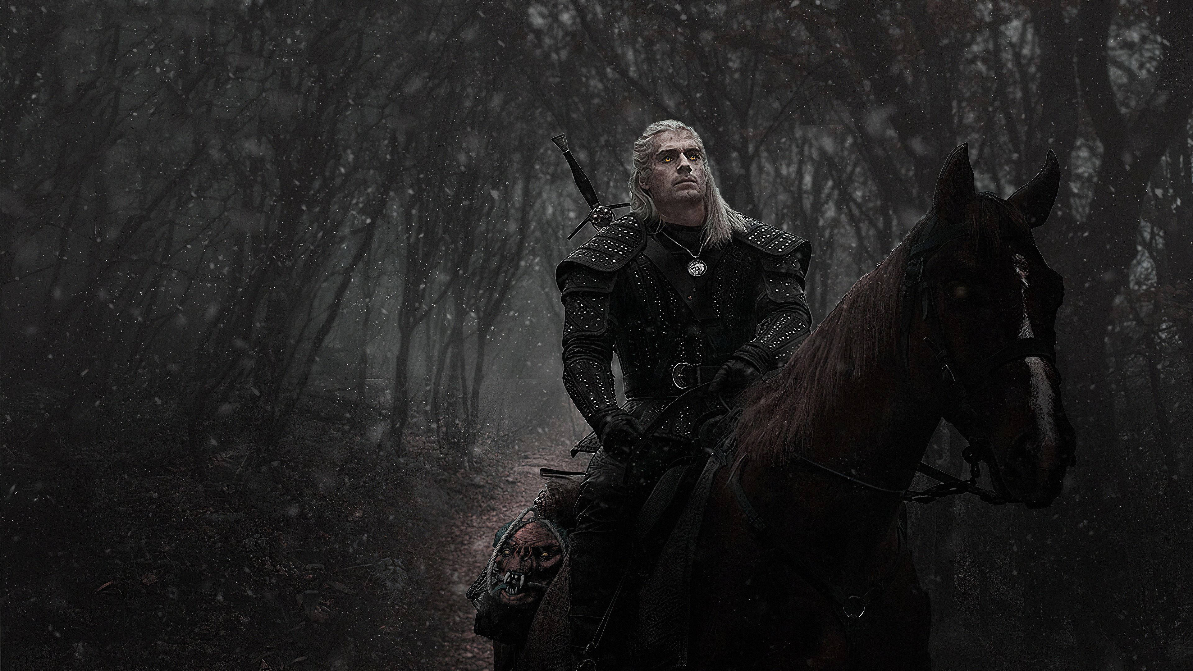 witcher 4K 桌布 壁紙 — 一位孤獨的戰士，長長的白髮，騎著一匹黑馬，穿過陰沉天空下白雪皚皚、霧氣瀰漫的森林。