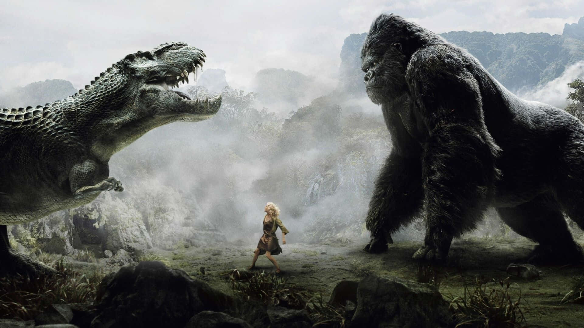 Cool Dinosaur 桌布 壁紙 — 一位孤獨的戰士站在咆哮的鱷魚和巨大的大猩猩之間，身處霧氣瀰漫的山地叢林。