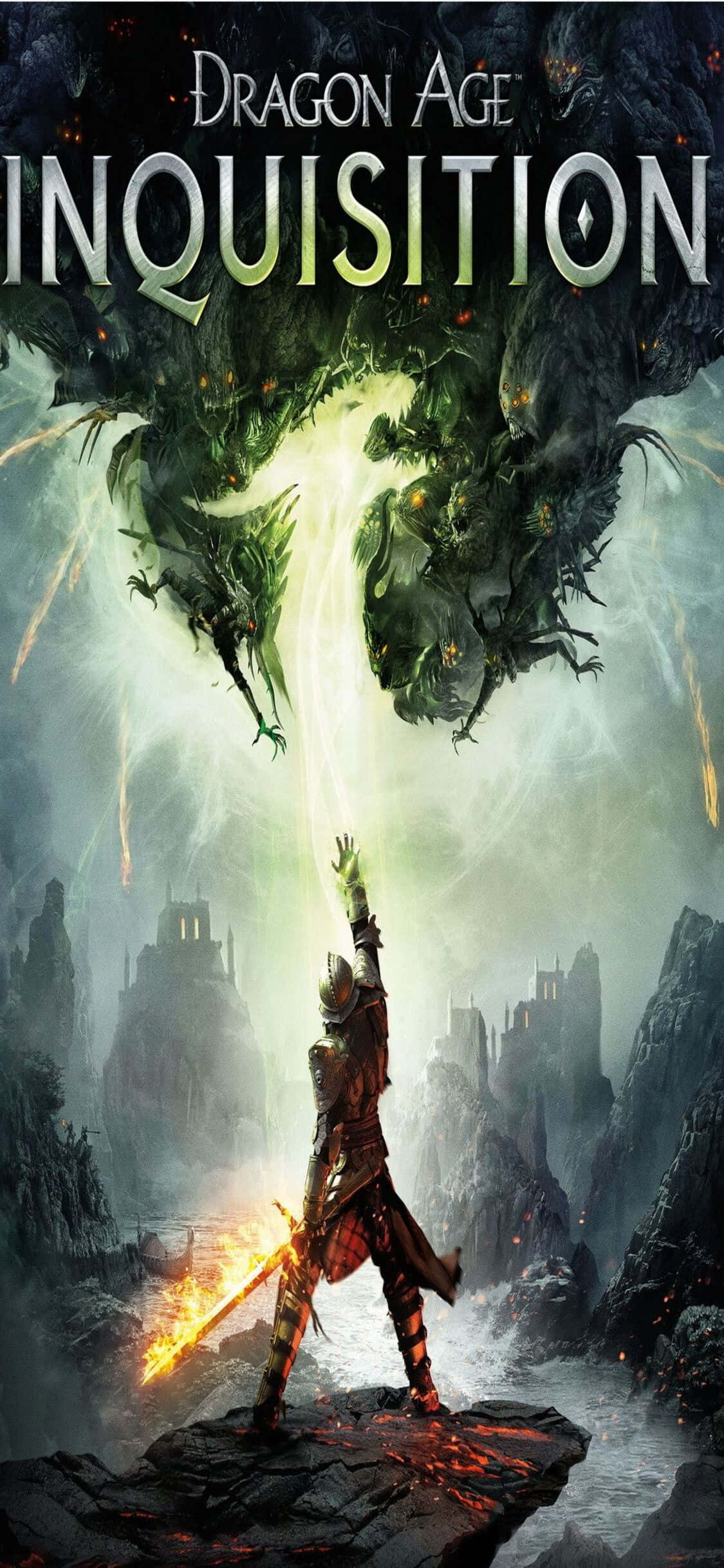 iPhone Xs Dragon Age Inquisition 桌布 壁紙 — 一位孤獨的戰士站在岩石露頭上揮舞著火焰劍，而一隻巨大的綠色龍在霧氣繚繞的山景中隱約出現。