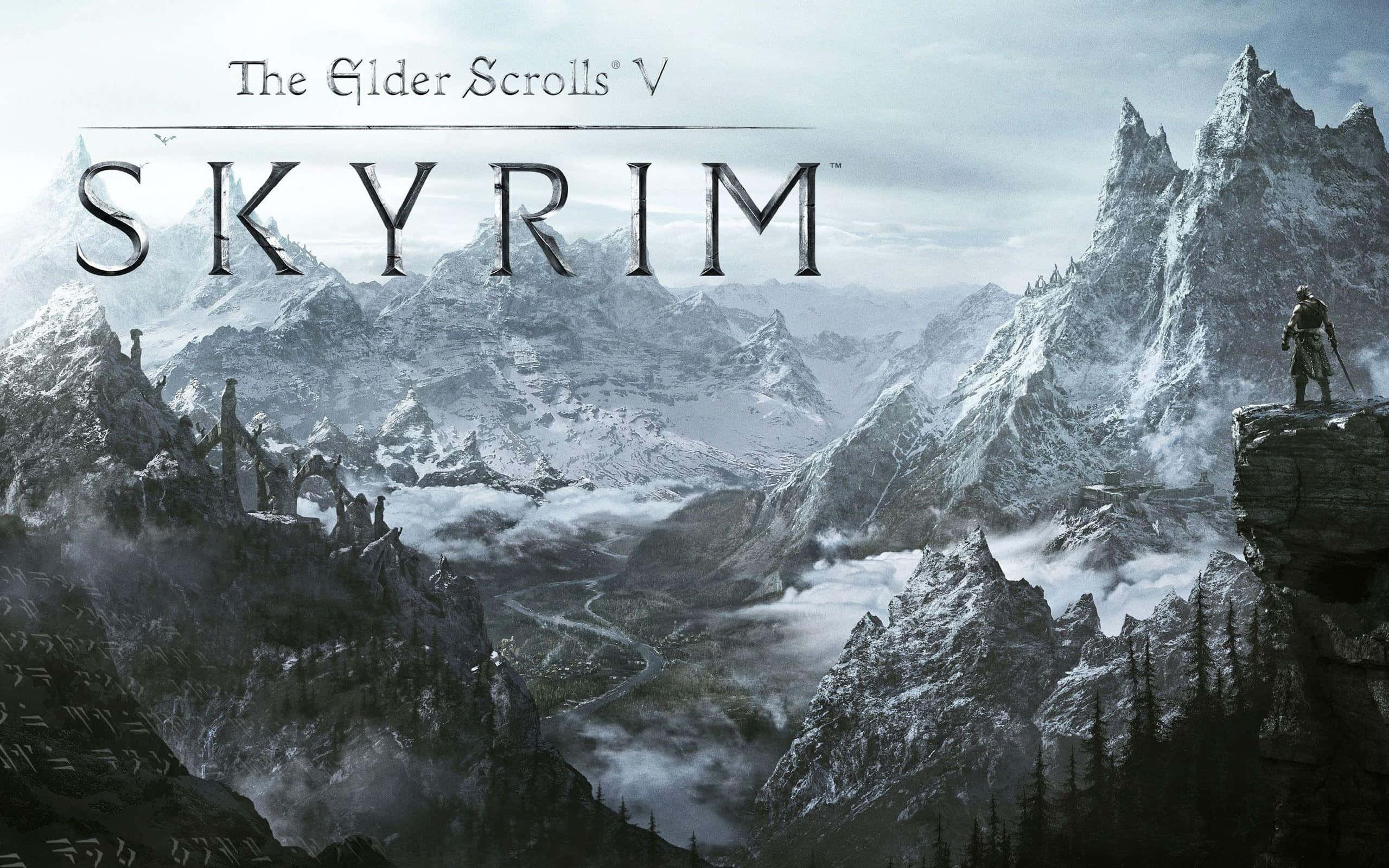 The Elder Scrolls V Skyrim 桌布 壁紙 — 一位孤獨的戰士站在白雪覆蓋的懸崖上，俯瞰著《上古卷軸V：天際》中霧氣瀰漫的山谷。