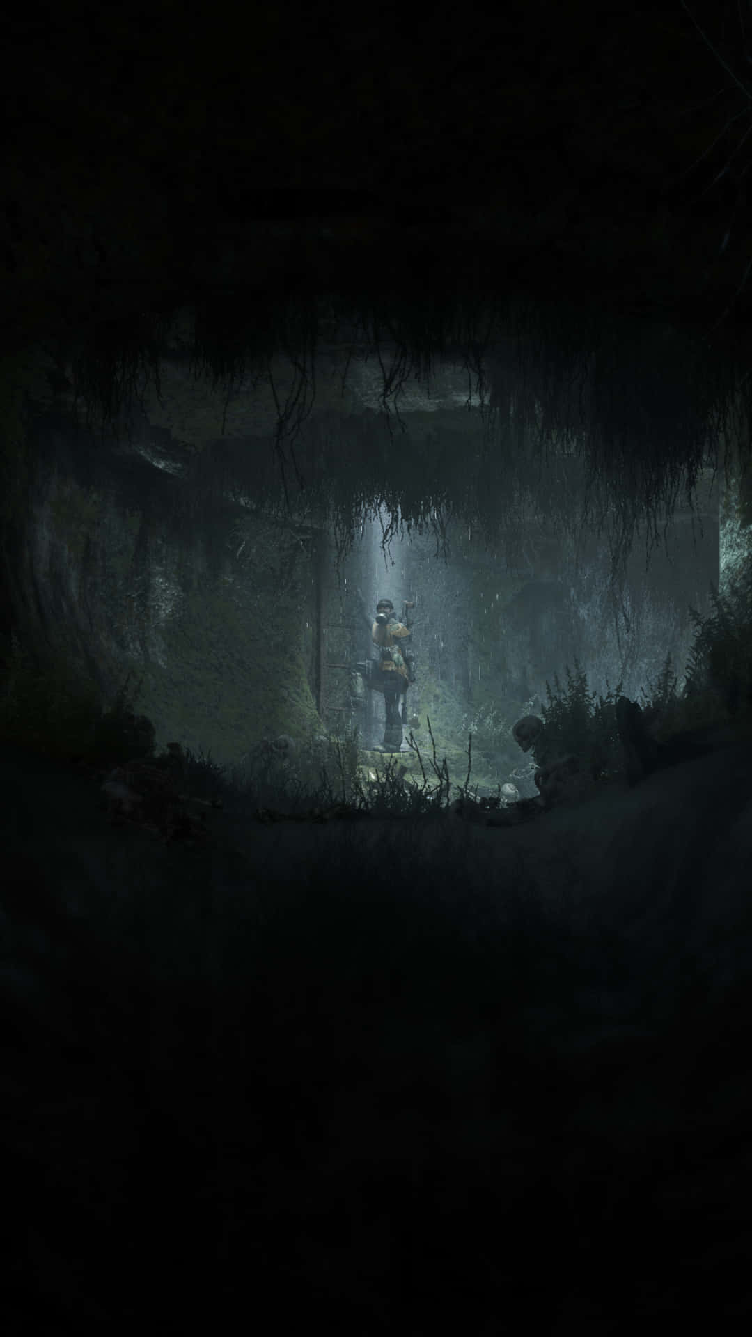Android Metro Last Light 桌布 壁紙 — 一位孤獨的探險家夜晚站在霧氣瀰漫的叢林空地中，被上方的一束光照亮，周圍環繞著茂密的樹葉和垂掛的藤蔓。