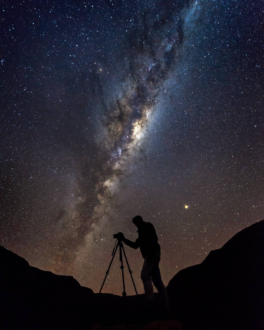 低傳真 桌布 壁紙 — 一位孤獨的攝影師在佈滿星星和銀河系的壯麗夜空下形成剪影。