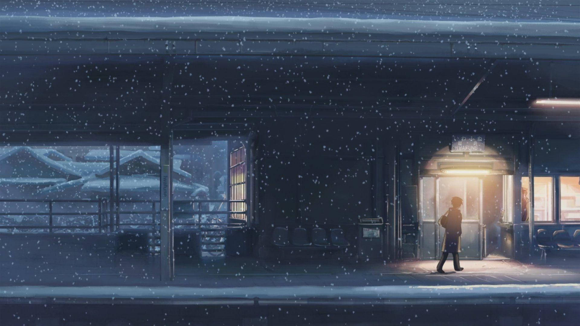 動漫風景美圖 桌布 壁紙 — 一位孤獨的旅人在夜晚走過被雪覆蓋的火車站，溫暖的室內燈光映照在寒冷的藍色冬日背景下。