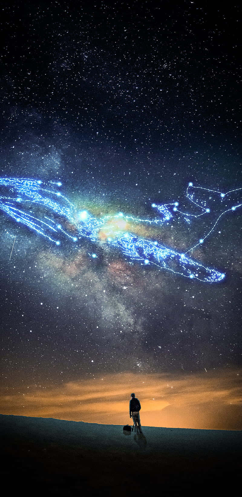 Constellations 桌布 壁紙 — 一位孤獨的旅人站在沙漠沙丘上，仰望夜空中閃耀的鮮藍色星系和星座。