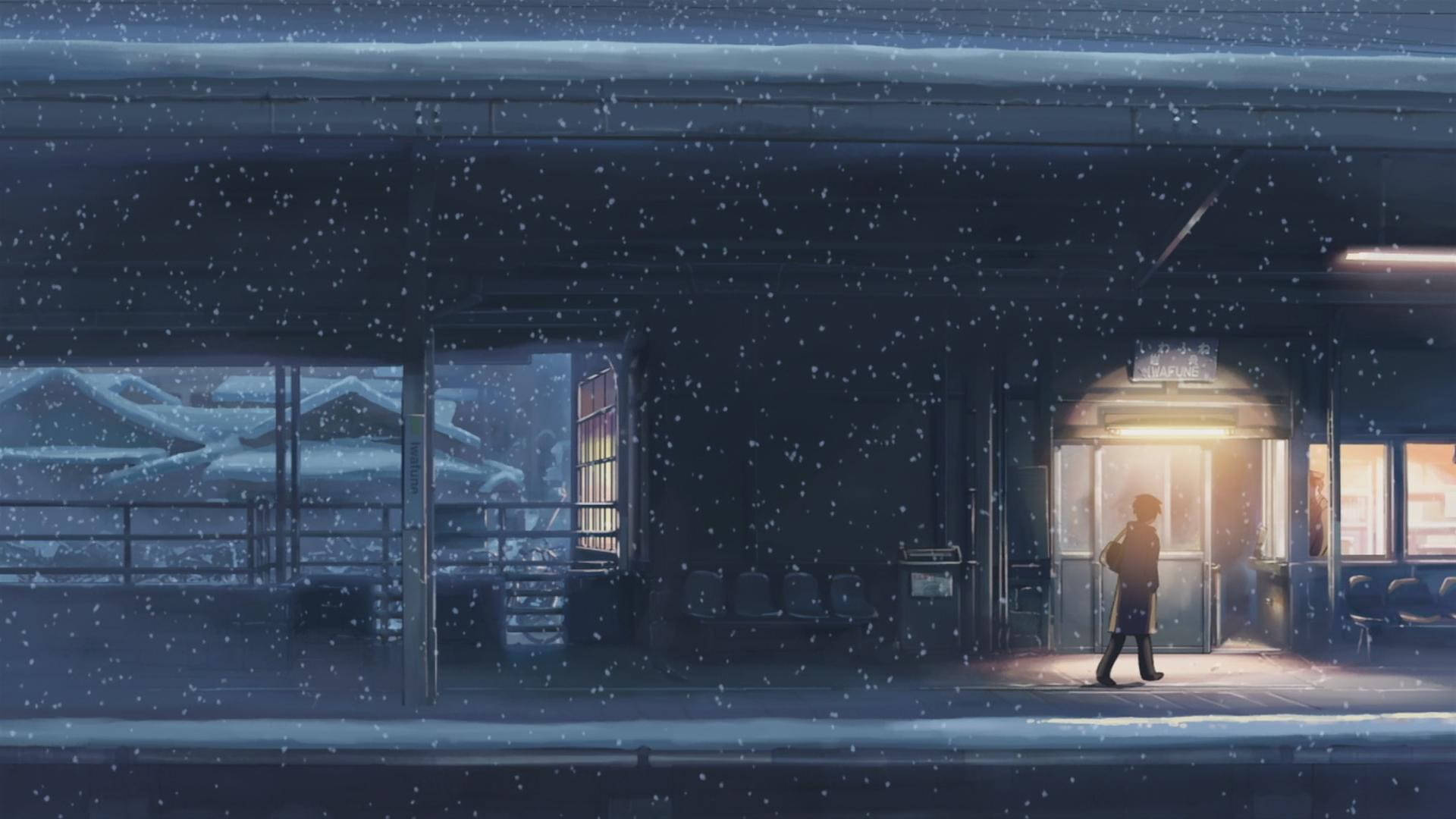 壁紙 — 一位孤獨的旅客在夜晚走過被雪覆蓋的火車站，溫暖的燈光映照在寒冷的藍色背景下。