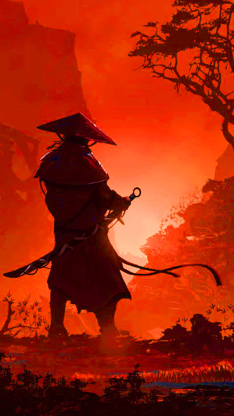 Samurai Art 桌布 壁紙 — 一位孤獨的武士戰士穿著傳統裝備，在火紅的橙色日落中形成剪影，手持武士刀，身旁有一棵孤獨的扭曲樹木。