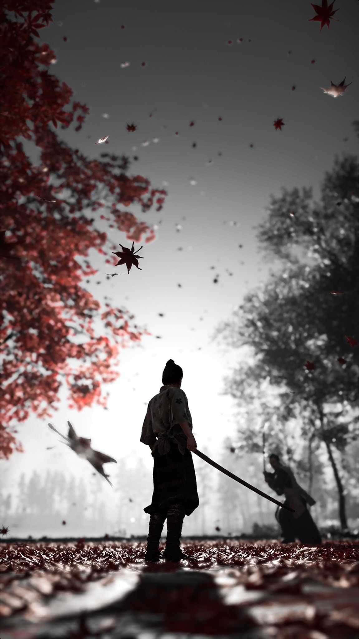 Ghost Of Tsushima iPhone 桌布 壁紙 — 一位孤獨的武士站在單色森林中，鮮紅的楓葉在他周圍旋轉，天空蒼白。