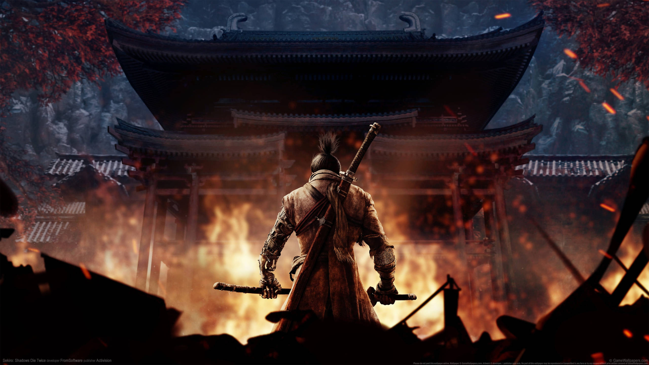 Sekiro 桌布 壁紙 — 一位孤獨的武士背對著熊熊烈火，站在一座燃燒的傳統日本神社前。