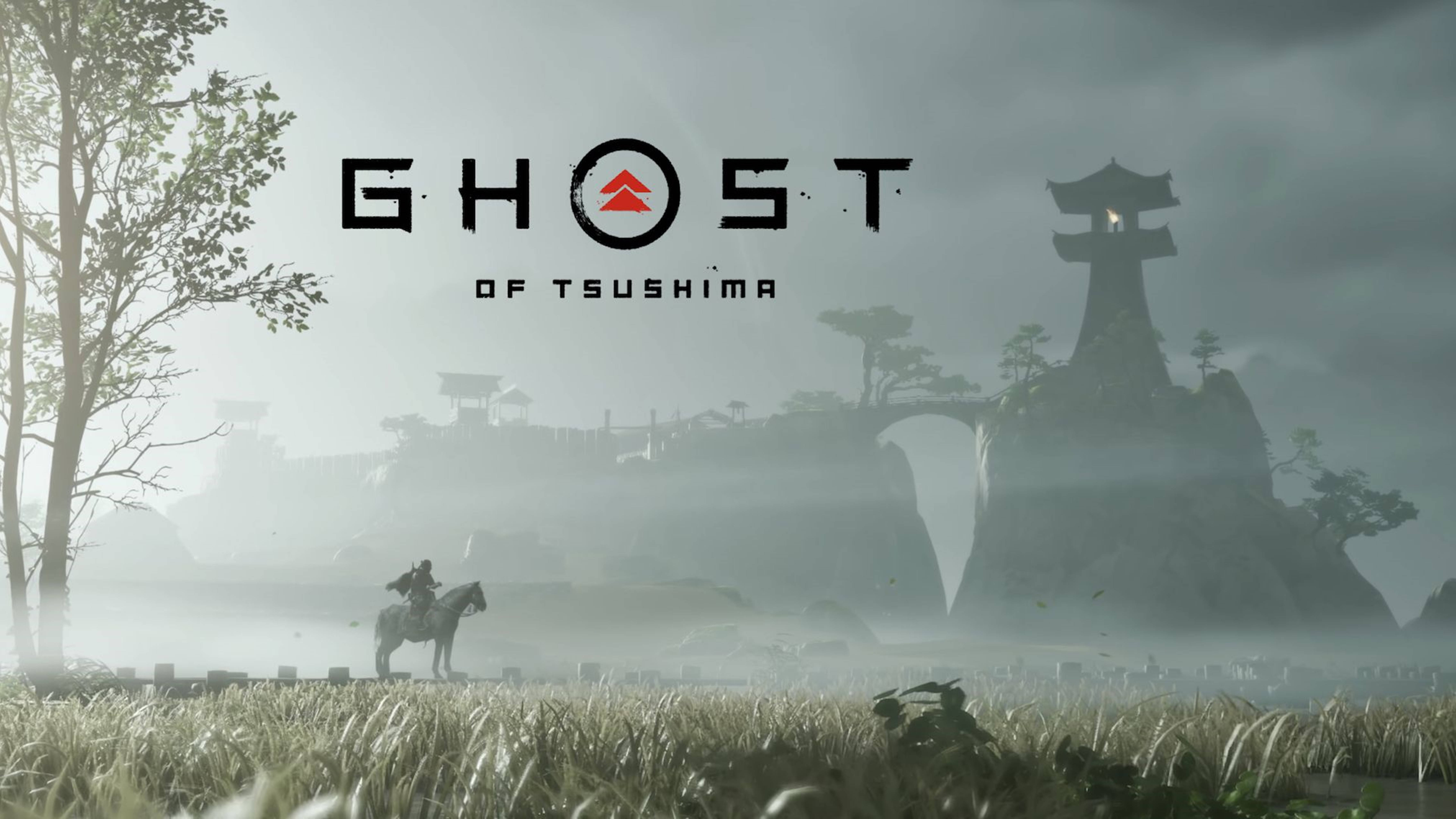Ghost Of Tsushima 桌布 壁紙 — 一位孤獨的武士騎著馬穿過霧氣瀰漫的草原，朝著灰色天空下的古老日本建築前進。