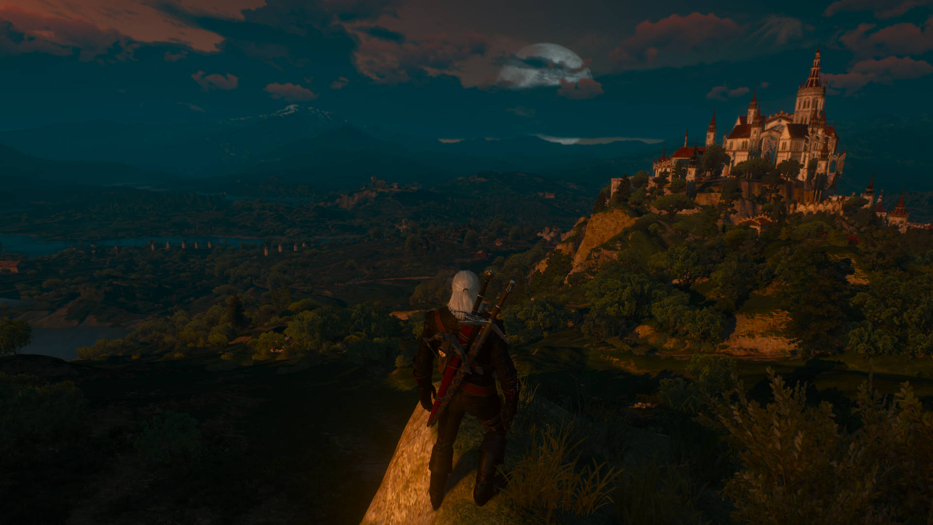 witcher 4K 桌布 壁紙 — 一位孤獨的白髮戰士在黃昏時站在懸崖上，俯瞰著廣闊的山谷，山谷中有一座宏偉的城堡坐落在月光下的山丘上。