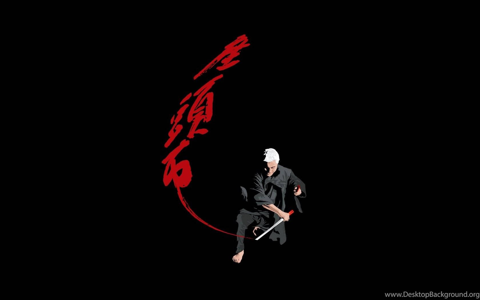 Samurai Art 桌布 壁紙 — 一位孤獨的白髮武士身穿黑袍，手持劍，背景為黑色，上方有粗獷的紅色日本書法盤旋。