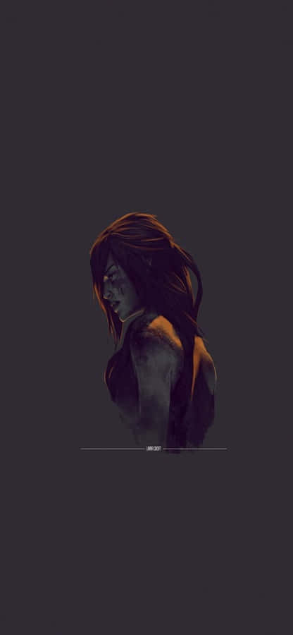 Lara Croft 桌布 壁紙 — 一位孤獨的長黑髮女性站在陰影黑暗中，她的臉龐被溫暖的光芒半照亮，營造出神秘而沉思的氛圍。