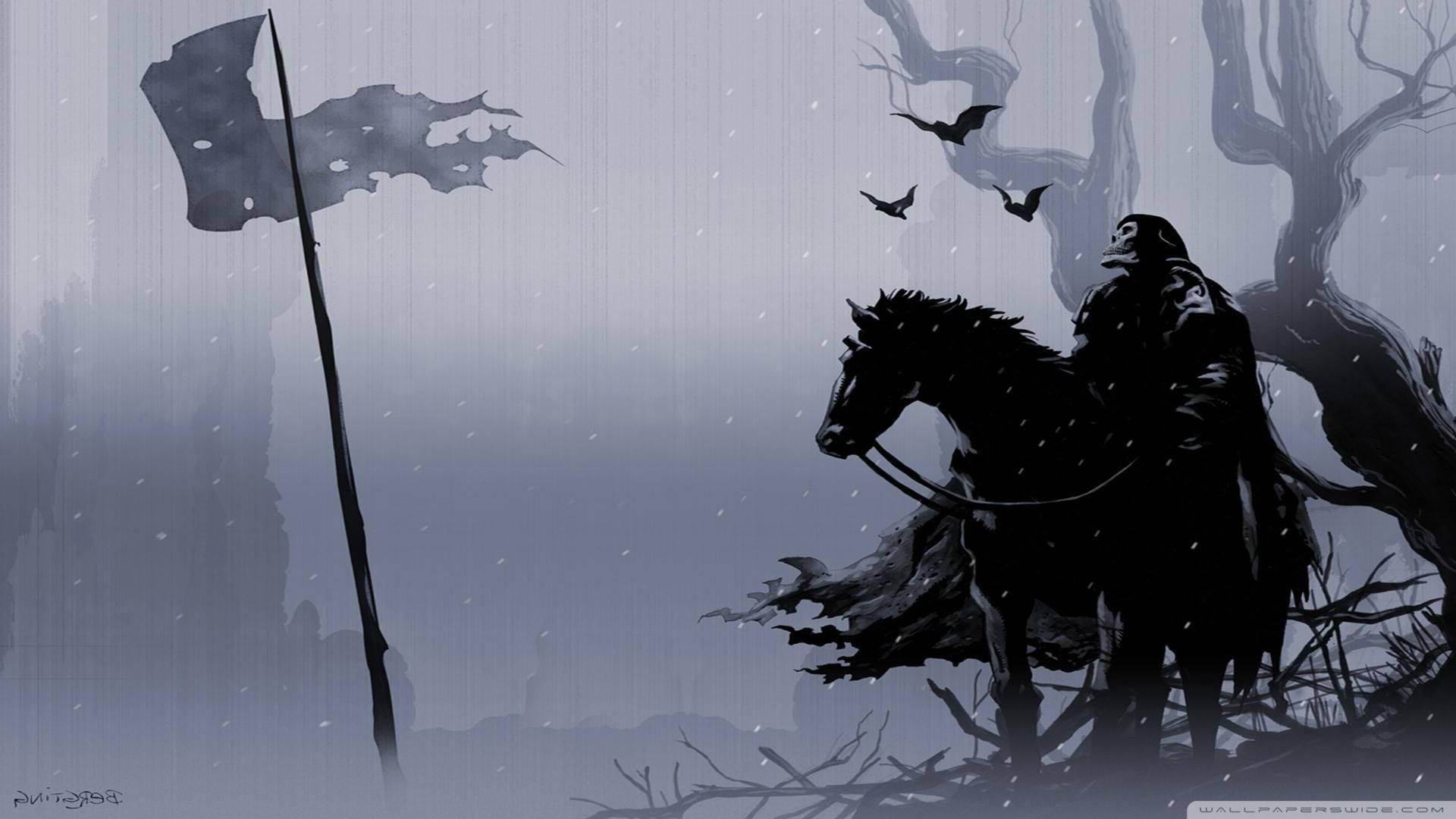 騎士 桌布 壁紙 — 一位孤獨的騎士騎著馬，站在一面破碎的旗幟前，背景是陰暗的雪森林，蝙蝠在頭頂飛翔。