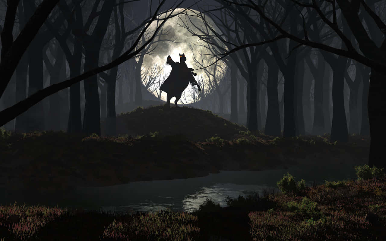 Haunted Forests 桌布 壁紙 — 一位孤獨的騎手騎著馬，站在霧氣瀰漫的森林中長滿青苔的山丘上，在明亮的滿月映照下形成剪影。