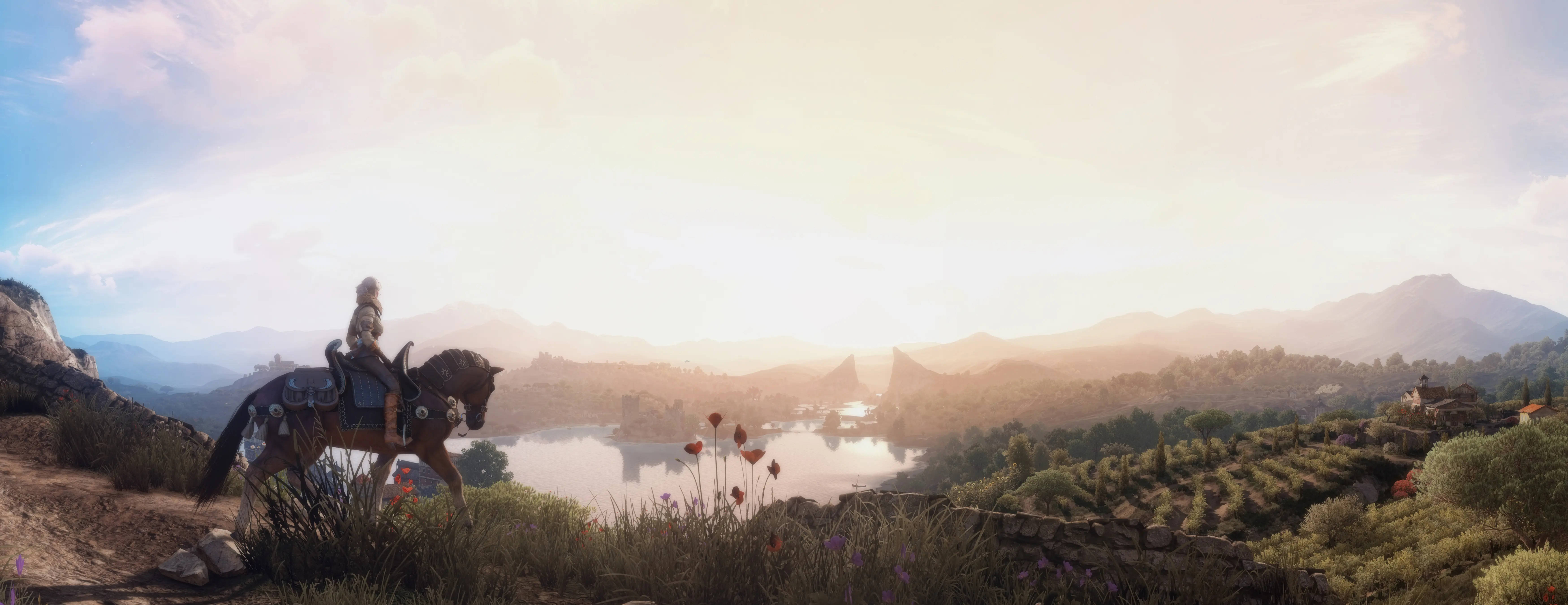 witcher 4K 桌布 壁紙 — 一位孤獨的騎手騎著馬俯瞰著金色日落時分連綿起伏的丘陵中寧靜的湖泊。