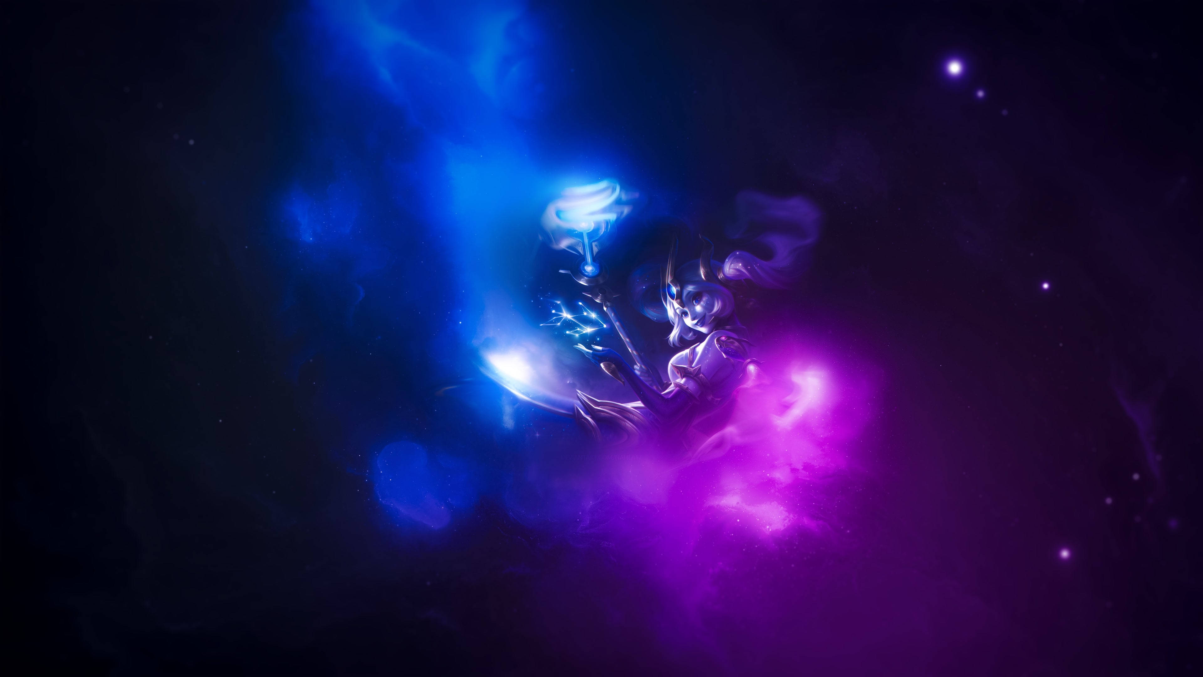 Lol 桌布 壁紙 — 一位宇宙戰士在旋轉的星雲和遙遠的星星中揮舞著發光的藍色和紫色能量武器。