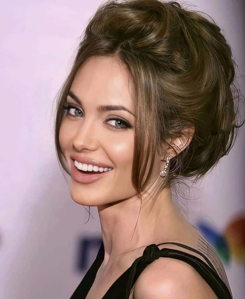 Smile 桌布 壁紙 — 一位容光煥發的女性，帶著燦爛的笑容和優雅的盤髮，自信地穿著黑色連衣裙，背景是柔和的紫色。
