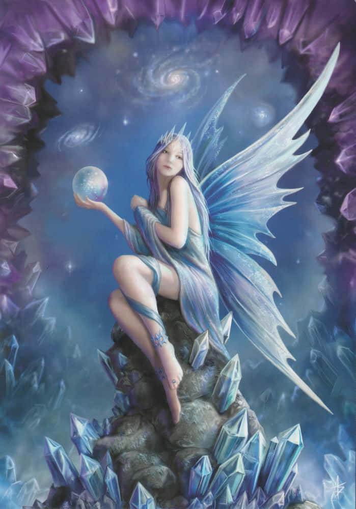 仙女美學 桌布 壁紙 — 一位寧靜的仙子，擁有冰藍色翅膀和銀色頭髮，坐在水晶王座上，手持發光球體，背景是宇宙。