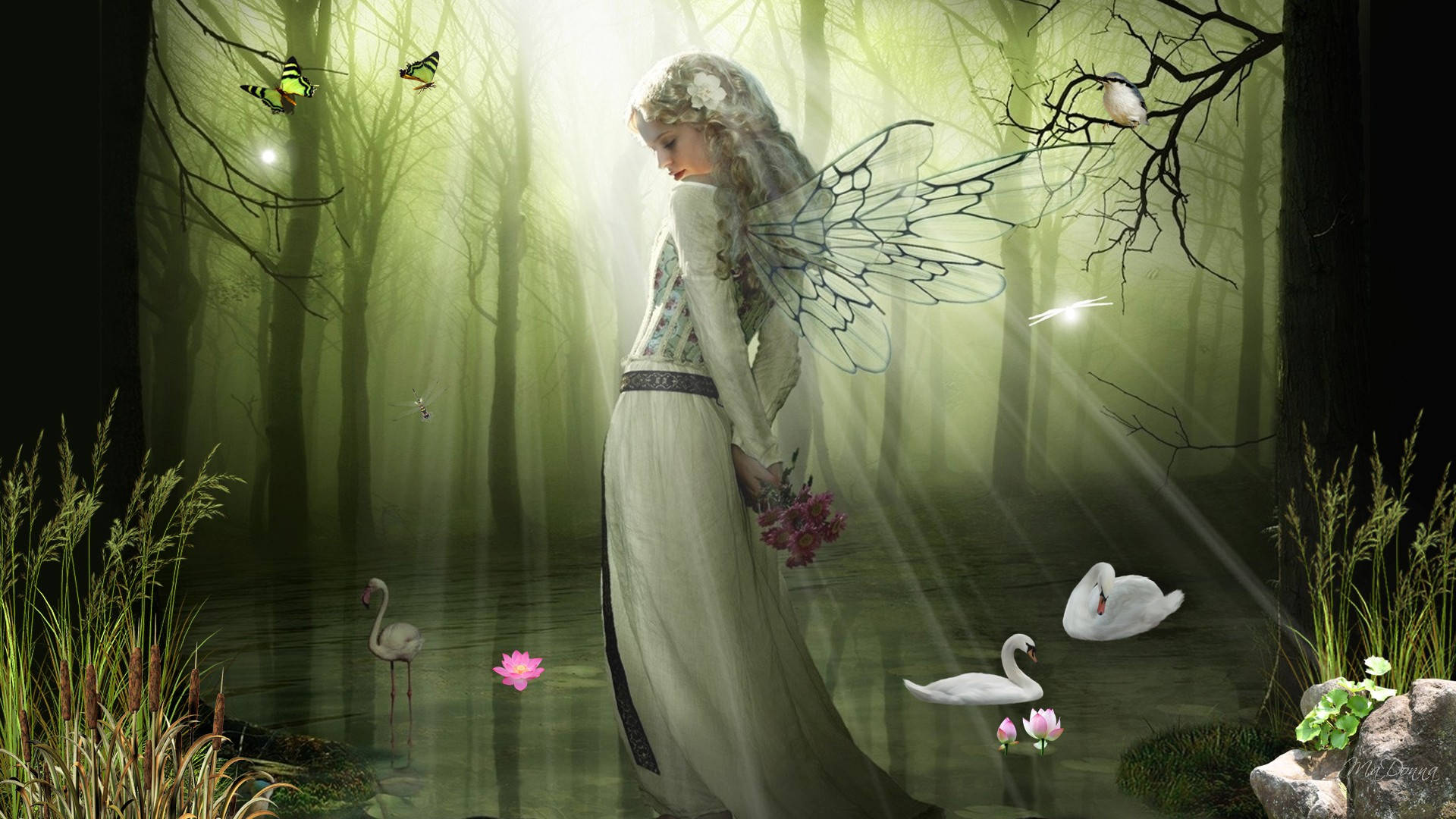 Fairy Grunge 桌布 壁紙 — 一位寧靜的仙子擁有半透明翅膀，站在迷霧森林的空地中，手持鮮花，天鵝和蝴蝶在她周圍飄浮。