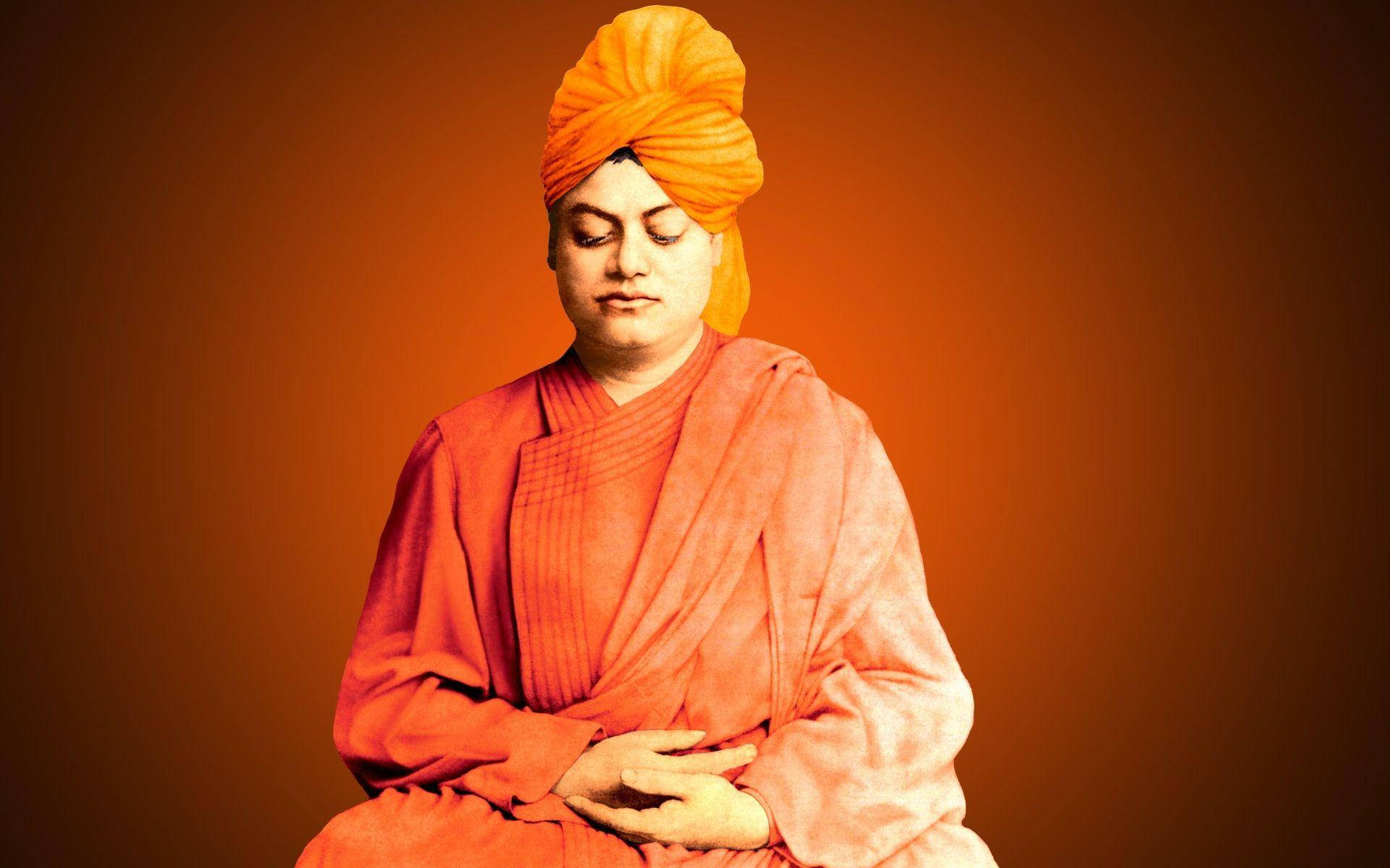 Swami Vivekananda 桌布 壁紙 — 一位寧靜的僧侶穿著鮮豔的橙色長袍和頭巾，在溫暖的漸變背景前打坐。