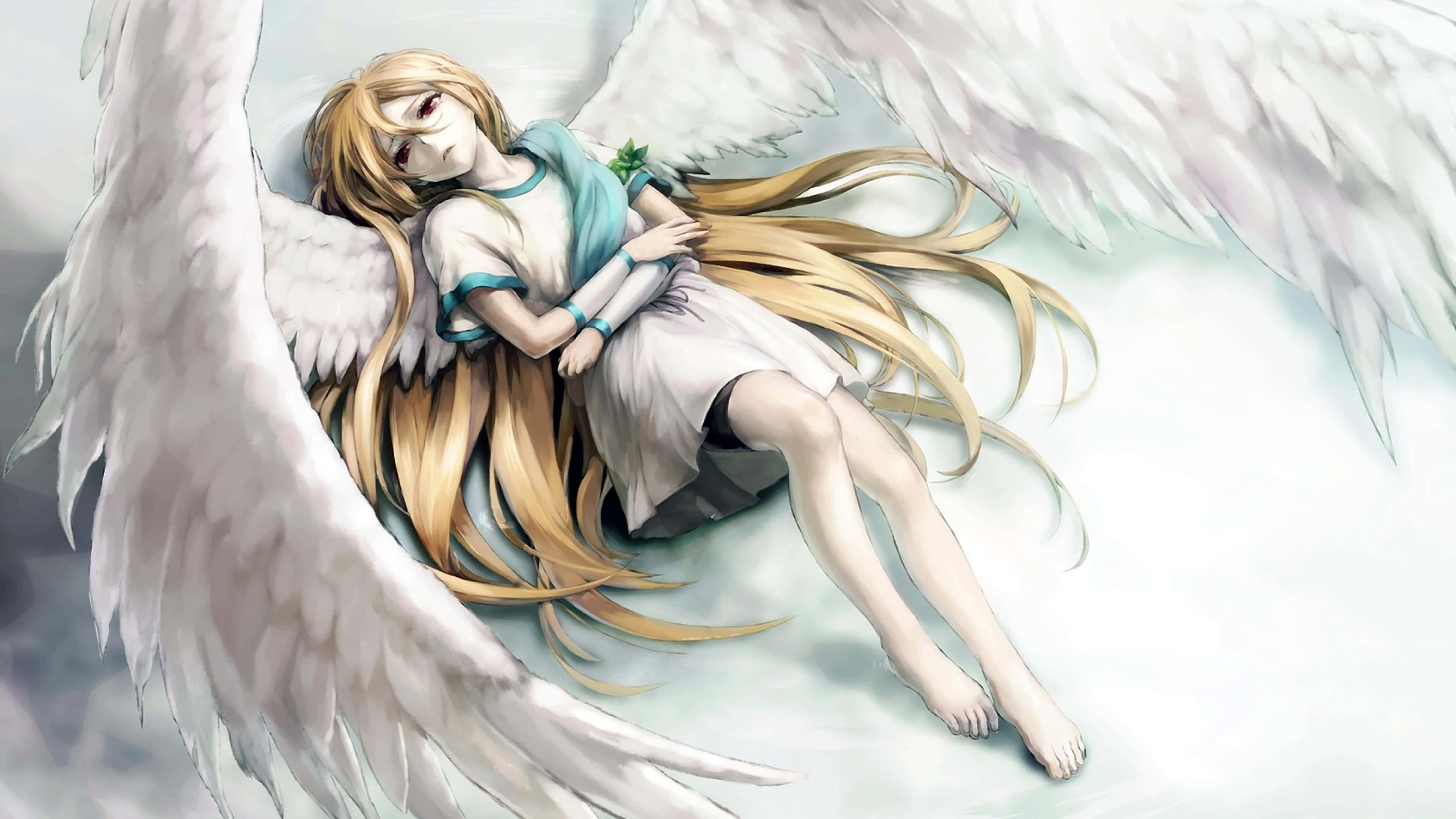 Angelic 桌布 壁紙 — 一位寧靜的動漫天使，擁有金色長髮和白色翅膀，安詳地躺在柔軟的雲朵上休息。