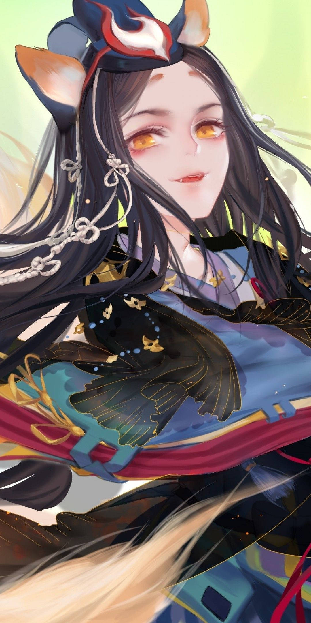 Kitsune 桌布 壁紙 — 一位寧靜的動漫女孩，擁有狐狸耳朵和發光的琥珀色眼睛，穿著一件飾有蝴蝶圖案的飄逸藍黑和服，背景是柔和的綠色。