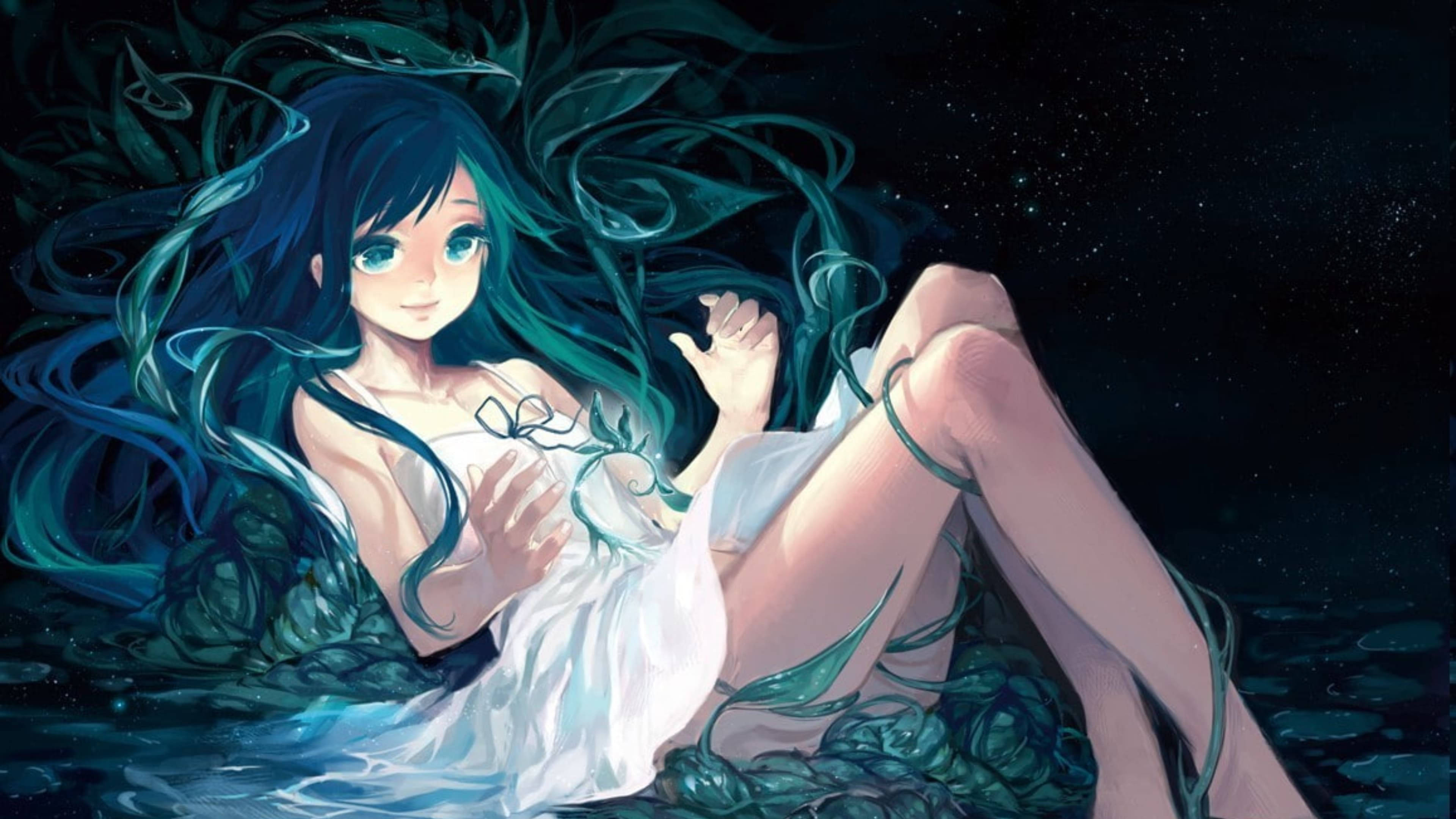 Sexy Anime 桌布 壁紙 — 一位寧靜的動漫女孩，擁有青綠色頭髮和發光的眼睛，坐在黑暗的水中，周圍是茂密的藤蔓，在星空下。