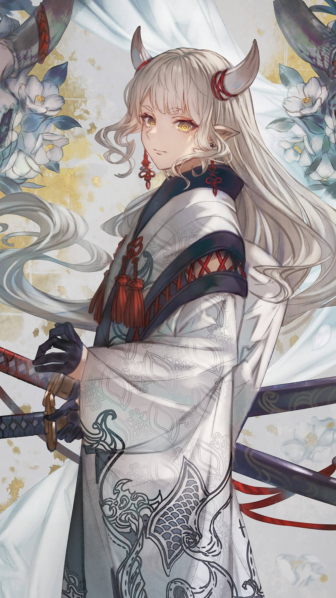 Kimono 桌布 壁紙 — 一位寧靜的動漫女孩，白髮紅角耳，穿著帶有龍紋的白色和服細節，在花卉背景前手持武士刀。
