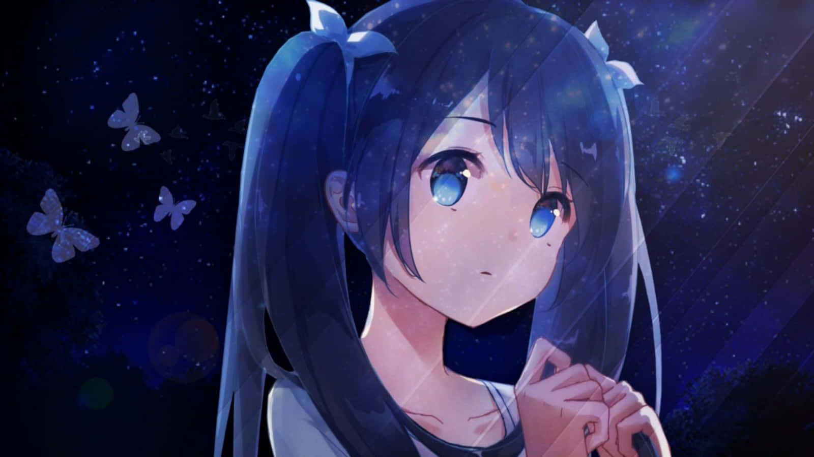 動漫 桌布 壁紙 — 一位寧靜的動漫女孩，藍眼睛黑頭髮，在繁星點點的夜空下，閃爍的蝴蝶在她周圍飛舞，她溫柔地凝視著。