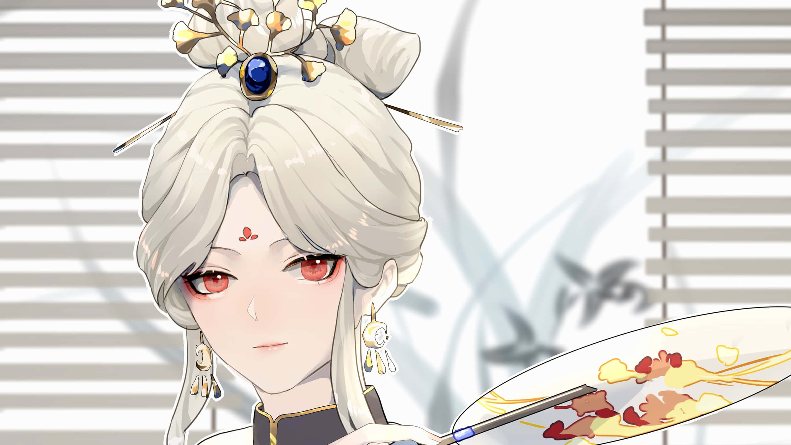 Genshin Impact Ningguang 桌布 壁紙 — 一位寧靜的動漫女孩，銀色頭髮和紅色眼睛，手持一把帶有花卉圖案的扇子，背景是柔和模糊的窗戶。