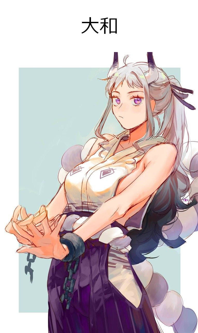 海賊王 桌布 壁紙 — 一位寧靜的動漫女孩，銀色頭髮和紫色眼睛，穿著白色和紫色的服裝，帶有鏈條，背景是柔和的藍色。