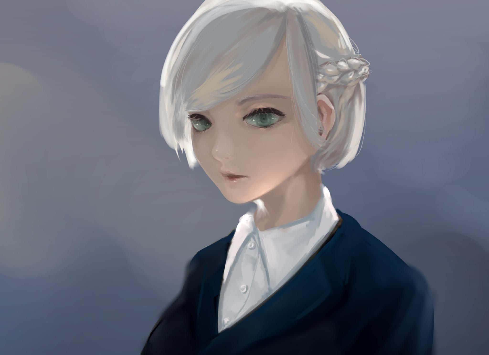 Akira Mado 桌布 壁紙 — 一位寧靜的動漫女孩，銀色頭髮和綠色眼睛，穿著深色西裝外套內搭白色襯衫，背景是柔和的藍色。
